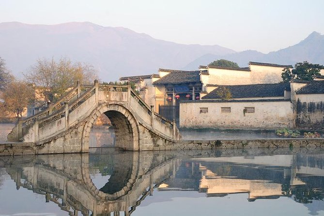 3-Day Yellow Mountains, Hongcun Village and Tunxi Ancient Street Private Tour - Staying overnight above the valleys