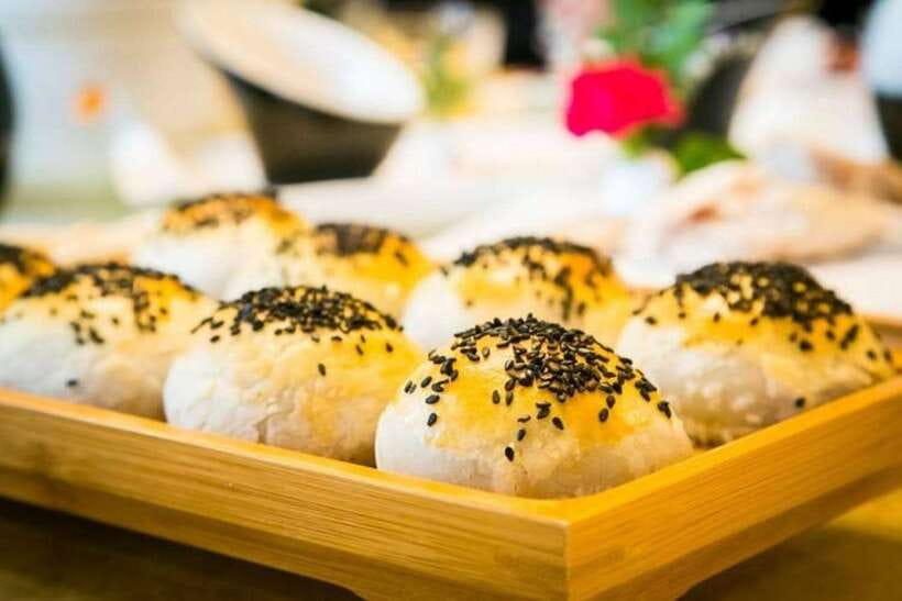 3-Hour Shanghai Street Food Tasting & Old Town Private Tour - Entering the Old Town bazaar