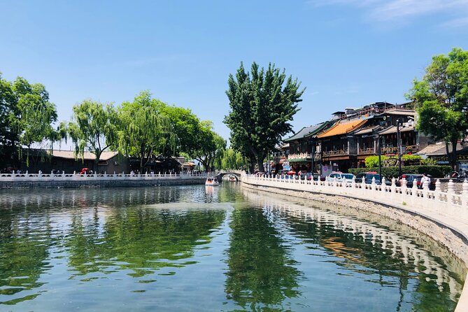 4-Hour Private Tour of Jingshan Park, Lama Temple and Hutong - Walking the hutongs around Yinding Bridge