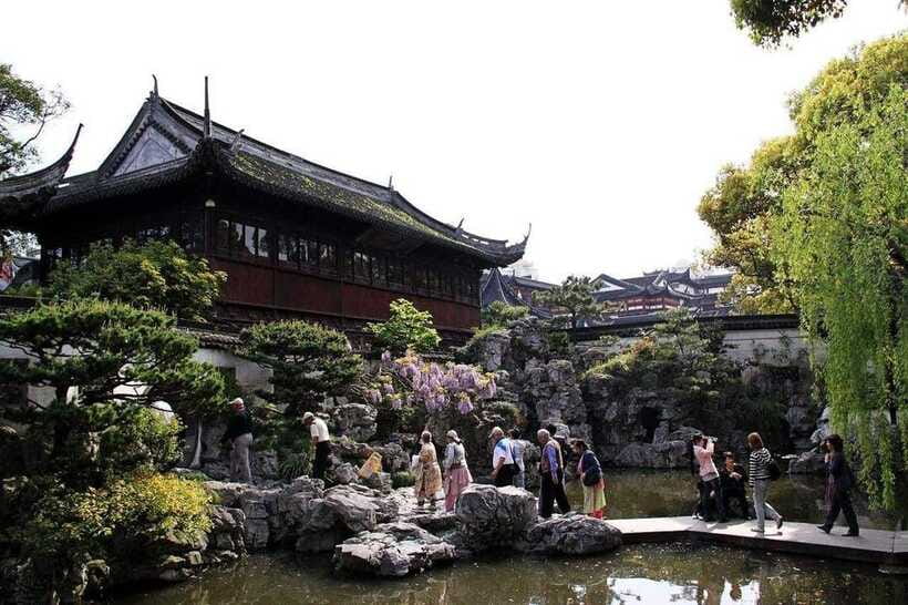 4-Hour Shanghai Best Garden and Temple Tour with Tea Tasting - Finding order inside Yu Garden