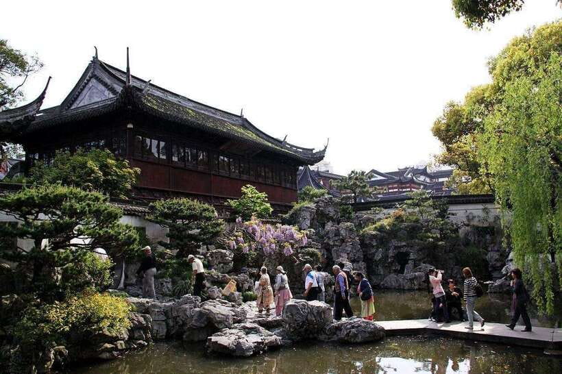4-Hour Shanghai City Private Tour by German-Speaking Guide - Old Town and the Nine Lucky Bridge