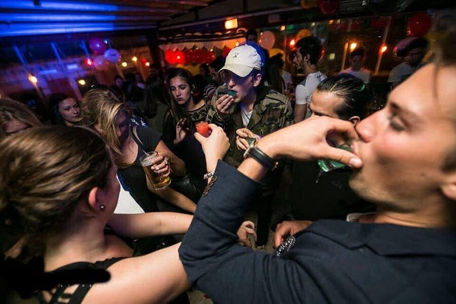 4-Hour Shanghai Pub Crawl (bars & nightclub hopping) - Photos, transport, and practical comfort