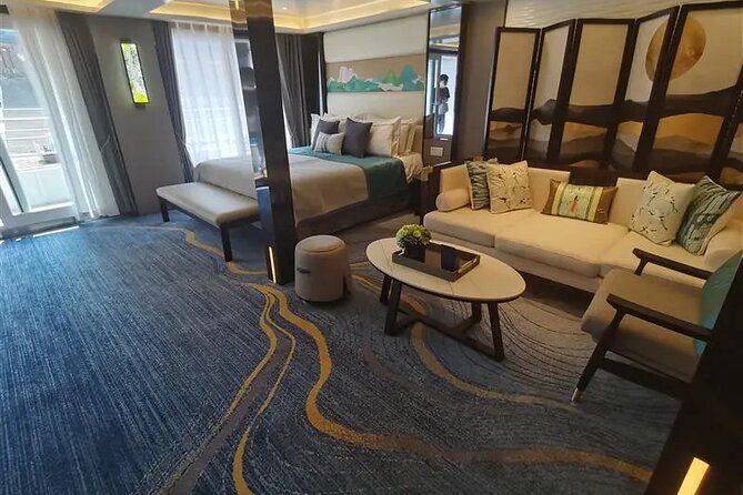 4D3N Yangtze River tour: Chongqing to Yichang by Victoria Sabrina - Qutang Gorge and Wu Gorge on day three