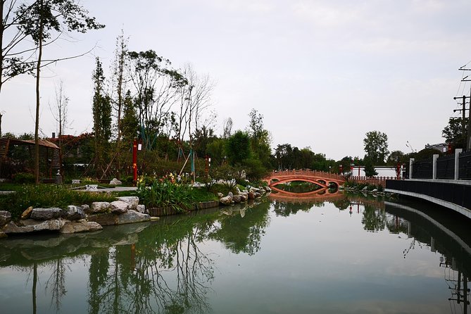 6-Hour Private Chengdu City Walking Tour with Tea Tasting - What the private guide adds