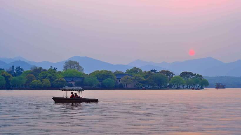 7 hours Hangzhou Tour Itinerary - What the guide adds to the experience