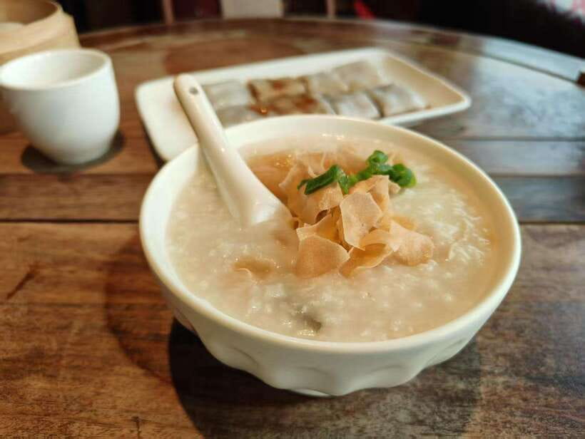Beijing: Dim Sum Breakfast+Hutong Tour with Optional Add-Ons - Walking into Wudaoying Hutong