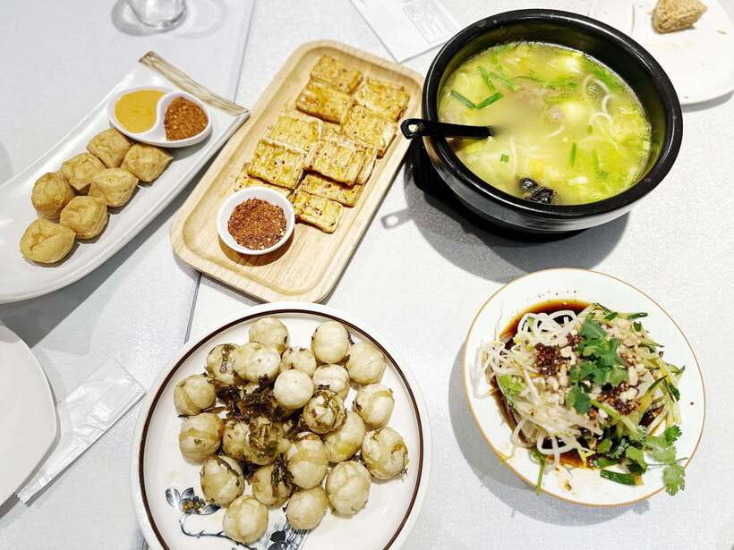 Beijing Hutong Food Crawl Delights: Peking duck, Hotpot&More - Who will enjoy this evening most?