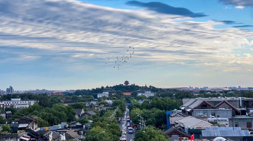 Beijing: Hutongs & Drum Tower City Walking Tour - Walking around Qianhai and Houhai lakes
