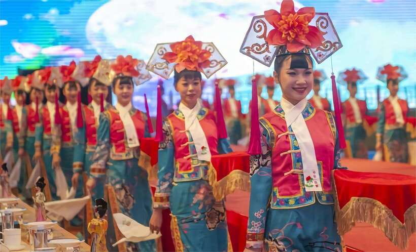 Beijing: Imperial Cuisine Experience & Cultural Performance - The palace-style dining room and its theatrical mood