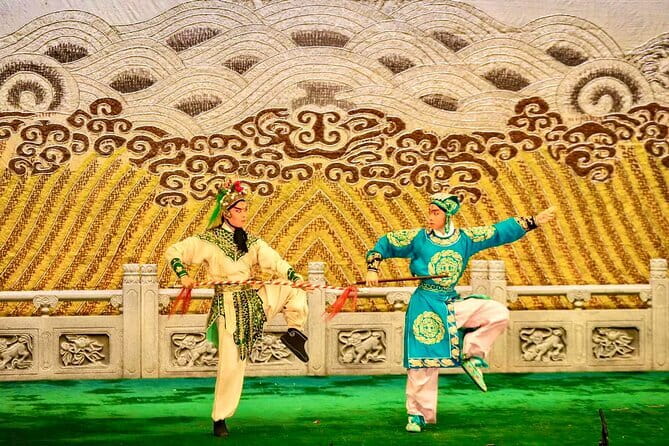 Beijing Liyuan Theater Peking Opera Ticket Booking - Watching the performers apply their makeup
