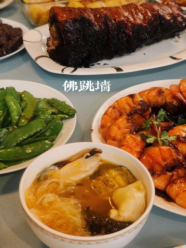 Beijing Market Tour with 10-course Family Feast - One hour among Beijing market stalls