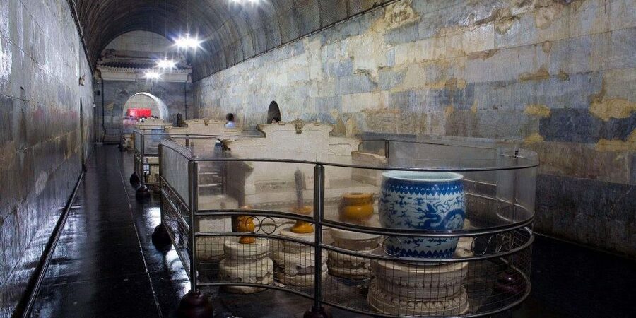 Beijing: Mutianyu Great Wall and Ming Tombs Private Tour - Guides turn a sightseeing day into a history lesson