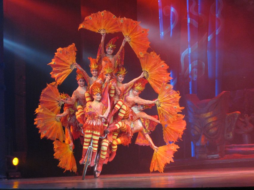 Beijing Night Tour with Acrobatics Show & PekingDuck Dinner - The acrobatics show brings old-style spectacle indoors