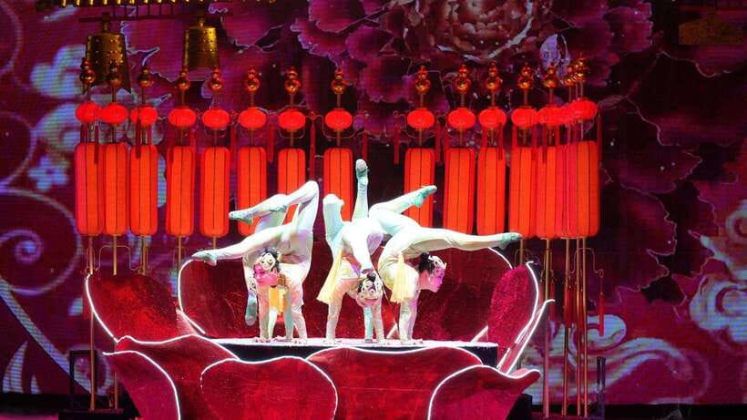 Beijing: Red Theatre Acrobatics Show Ticket-Local Must-See - Double skills and drill circle show strength and control