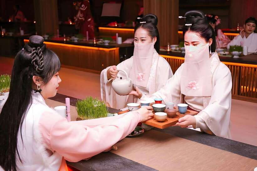 Beijing Royal Dinning Experience with cultural performance - The language question for international visitors