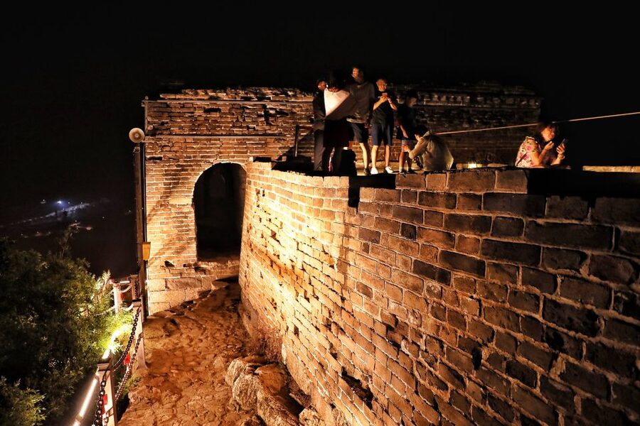 Beijing: Simatai Great Wall & Gubei Water Town Private Tour - Choosing daylight or the night visit