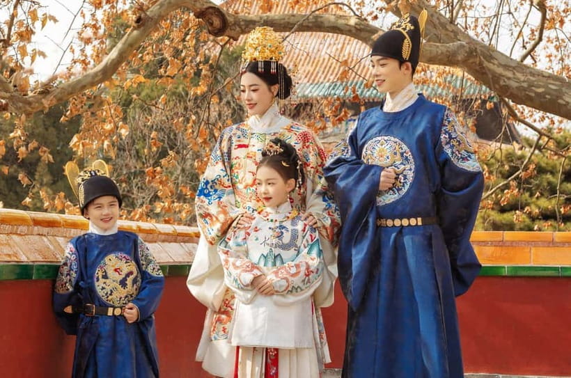 Beijing Traditional Hanfu Experience & Photoshoot for Groups - A professional photographer who teaches you to pose