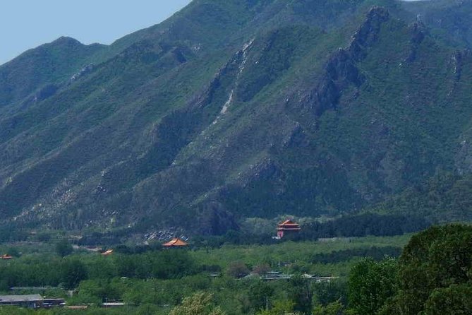Boutique Tour: Juyongguan, Sacred Way and Dingling of Ming Tombs - Two hours at the Juyong Pass