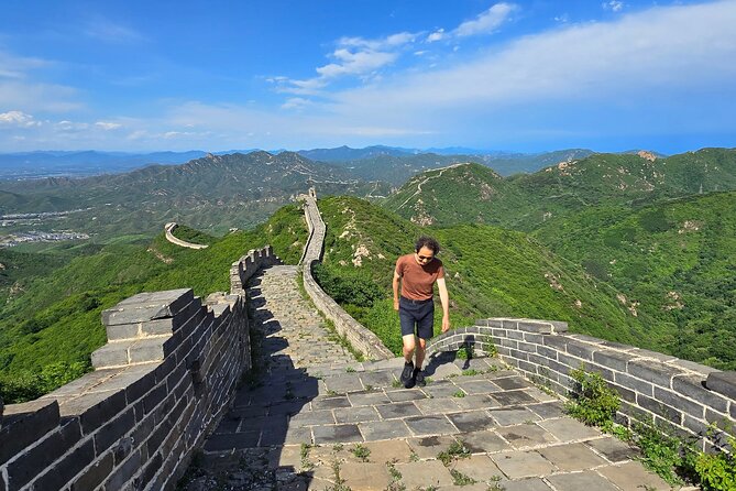 BusDa-Ancient Great Wall &Badaling Great Wall Full-day Bus Tour - Guides can make the group format work