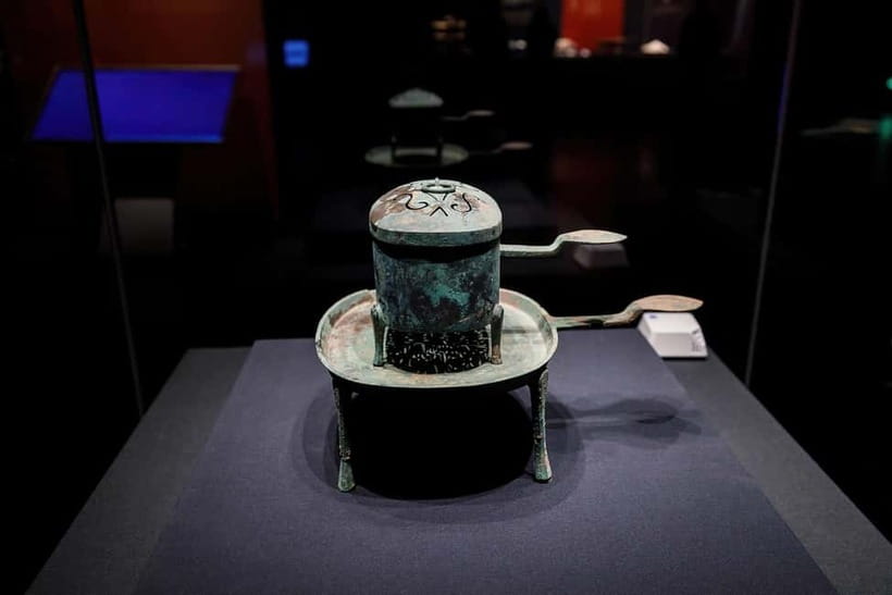 Chengdu: City Walking Tour with Food and Culture Stops - Guide Quality and Private Group Benefits