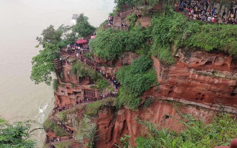 Chengdu: Leshan Grand Buddha Full-Day Private Trip - The river meeting point and the statue’s setting