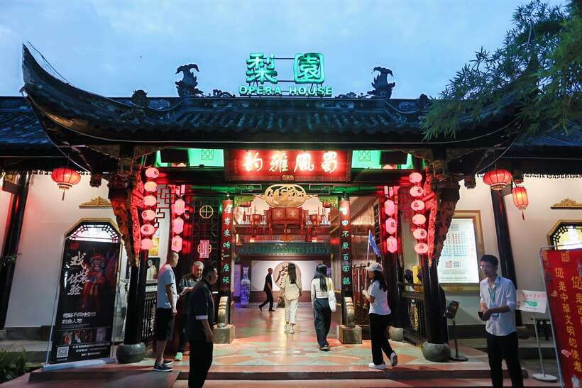 Chengdu: Sichuan Opera Face-Changing and Acrobatics Show - An 8 p.m. Introduction to Sichuan Opera