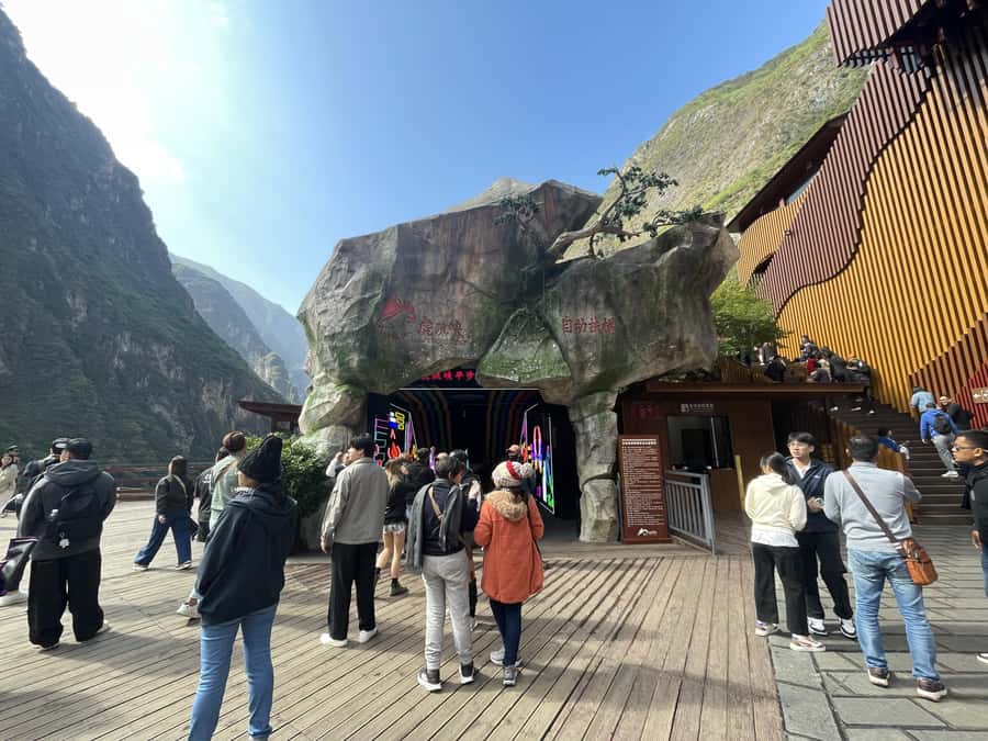 China Shangri-La Tiger Leaping Gorge : A Canyon Adventure - What the Drivers Add to the Experience