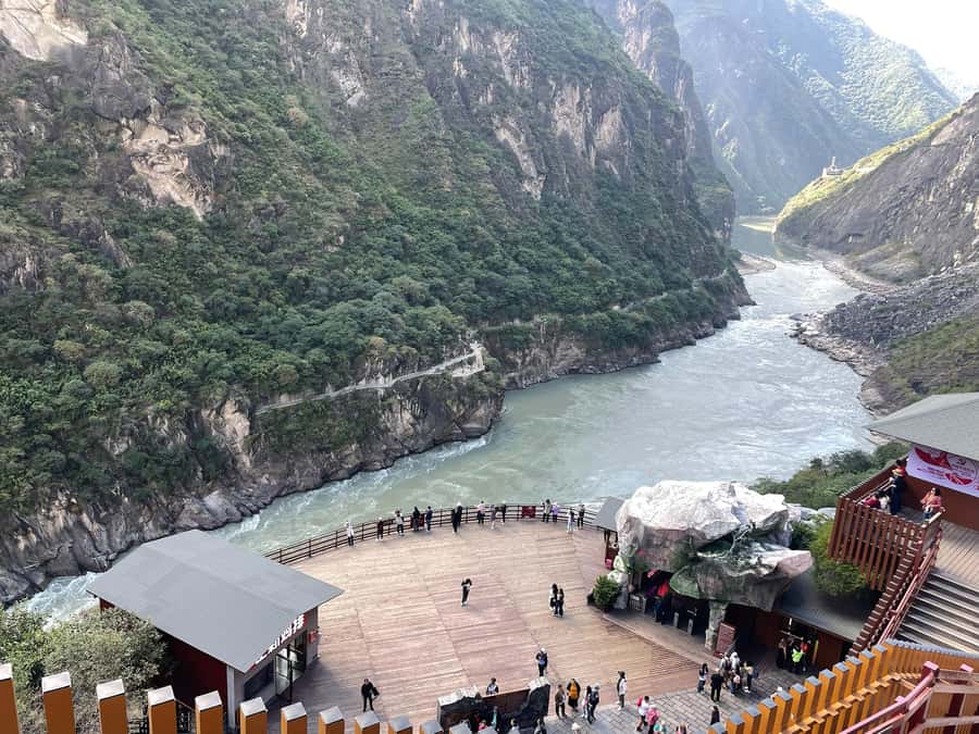 China Shangri-La Tiger Leaping Gorge : A Canyon Adventure - Naxi Lunch in Qiaotou