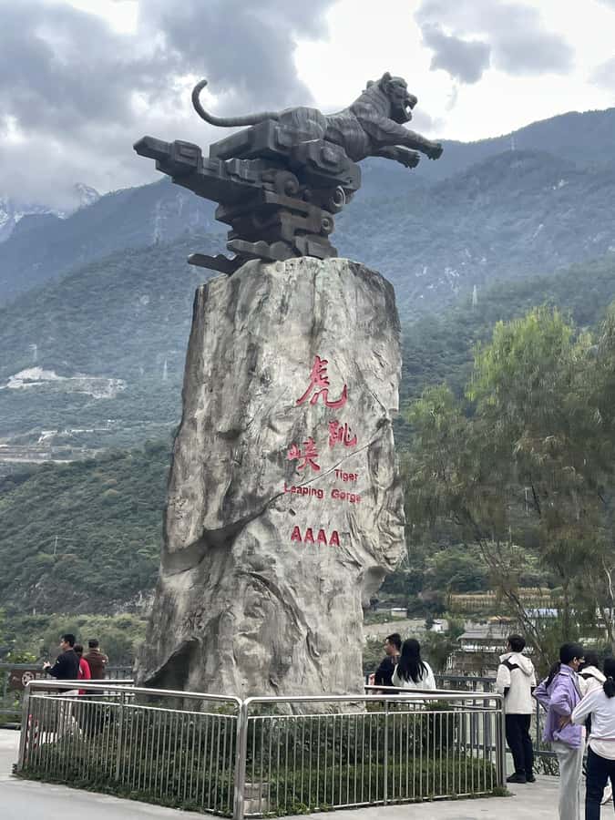 China Shangri-La Tiger Leaping Gorge : A Canyon Adventure - The First Bend of the Yangtze After 1.5 Hours