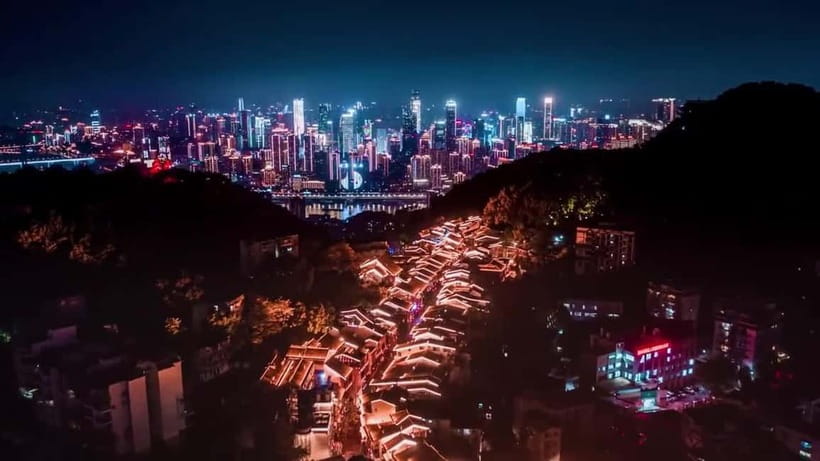 Chongqing: 520m-high Eye Skyview Deck Ticket for Adult - Taking Photos From the Open-Air Platform