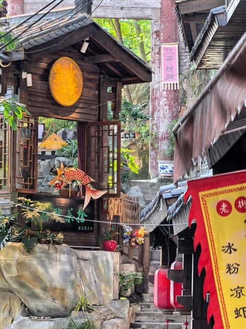 Chongqing: Historical Blocks, Temple, and Mountain Tour - The quieter mountain old street