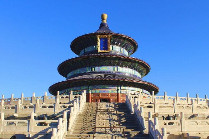Din Tai Fung Dinner and VIP Class River Cruise Experience in Shanghai - The guides can make or break the evening