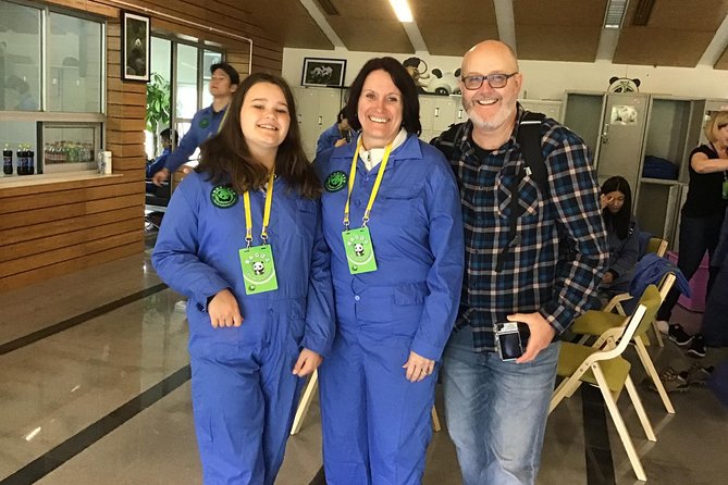 Dujiangyan Panda Volunteering Experience with Lunch - Feeding and keeper training before lunch