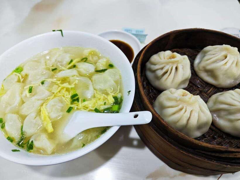 Evening Food & Drink Tour in Former French Concession - A four-person group changes the evening