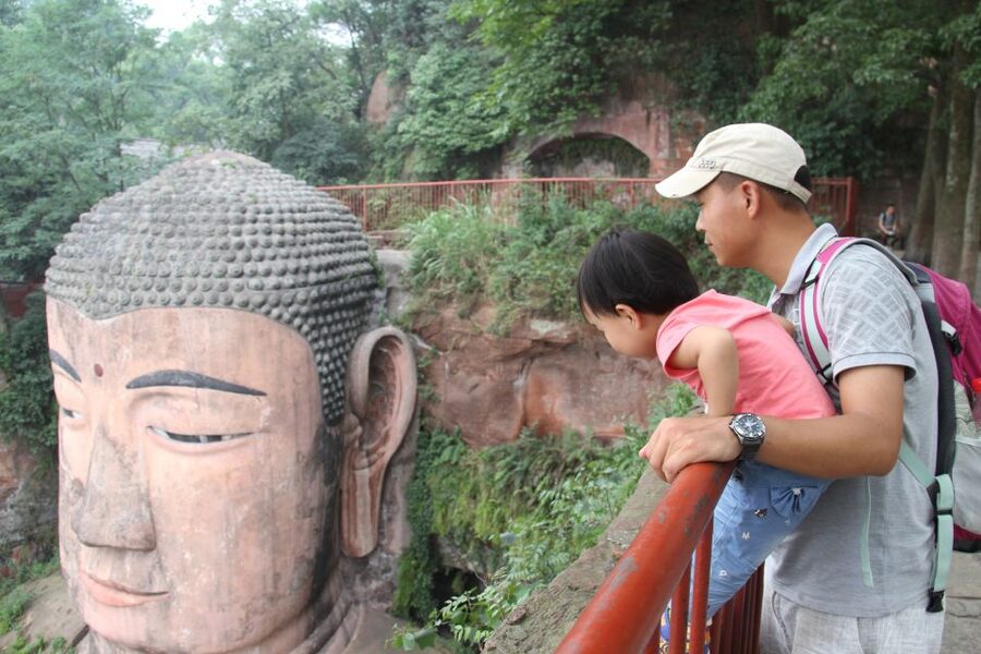 Full-Day Tour of Leshan's Giant Buddha from Chengdu - Climbing beside the Buddha