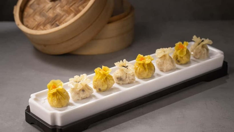 Guangzhou: Dim Sum Brunch with a Local Guide - The 10-minute walk to a real tea house