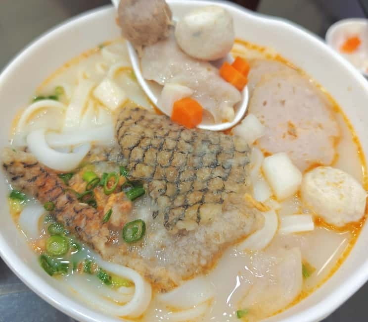 Guangzhou: Food Tour - Eat Like Local + Rice Roll Workshop - Claypot rice in a narrow Guangzhou lane