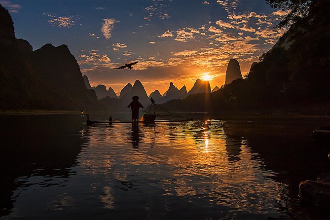 Half-day Xingping photographic Sunrise tour with the Fisherman - The fisherman, lantern, paddle, and cormorant