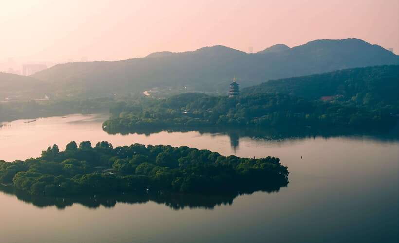 Hangzhou:Luxury West Lake Cruise+Santan Yinyue Island Ticket - Boarding the boat at five West Lake piers