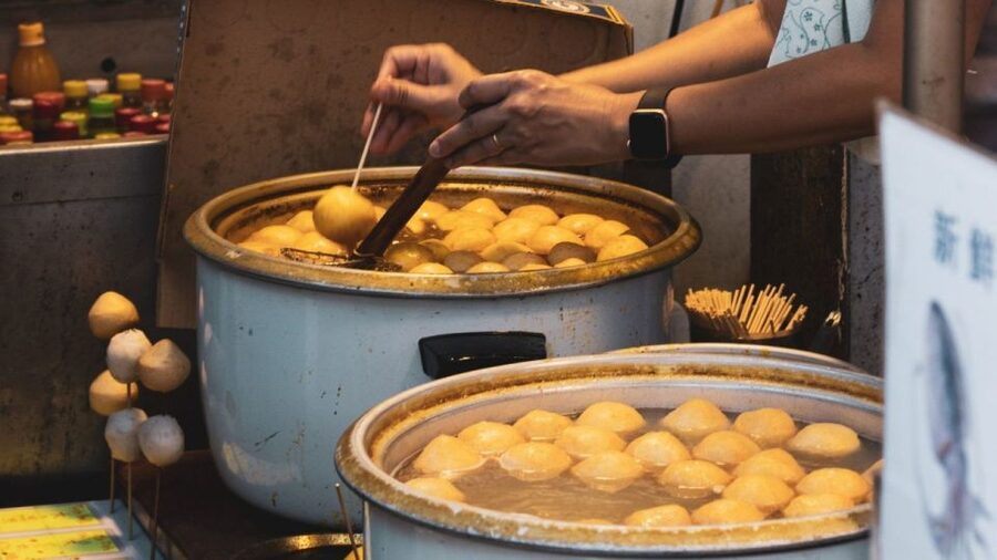 Hong Kong: Dolphin Cruise, Big Buddha & Lantau Island Tour - Tai O Fishing Village and its stilt houses