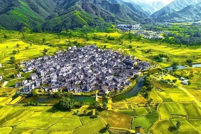 Hongcun Ancient Village Half-Day Private Tour from Huangshan - The lake and Hongcun’s village rhythm