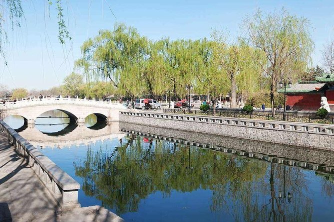 Houhai Hutong Tour: Rickshaw + Prince Gong & Soong Residences - Starting beside Lotus Lane and the old city towers