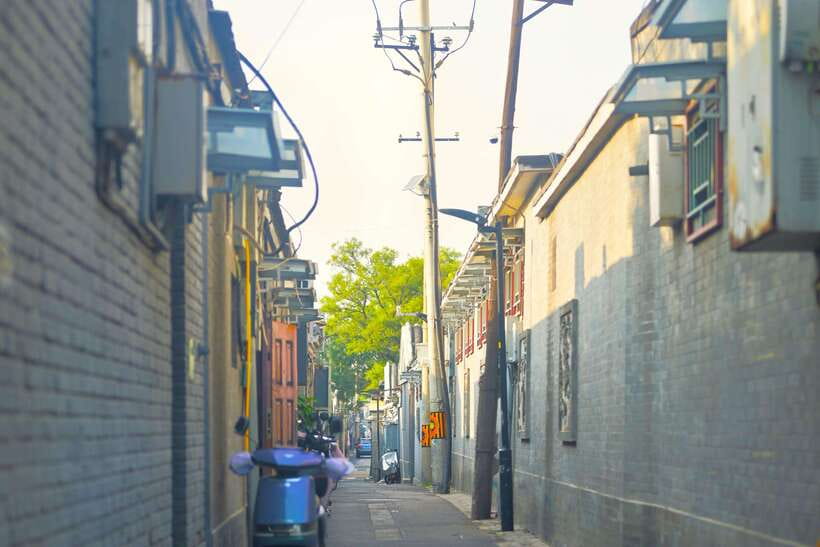 Hutong Walking Tour: Discover Real Beijing without Crowds - Zhengyang Bookstore and the small details of local culture