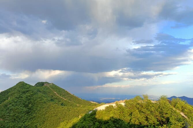 Jiankou Great Wall private guided day tour in English - Reaching the Jiankou trailhead by dirt path