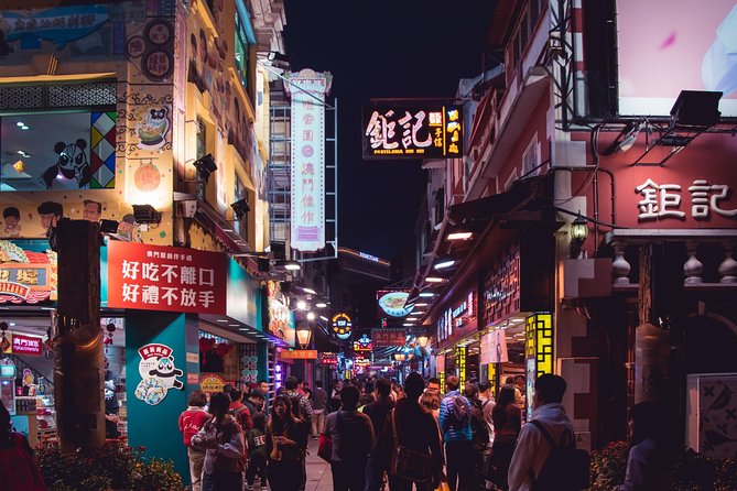 Kowloon Night Street Food Tour with a Local: Private & Customized - What this Kowloon night tour is really offering