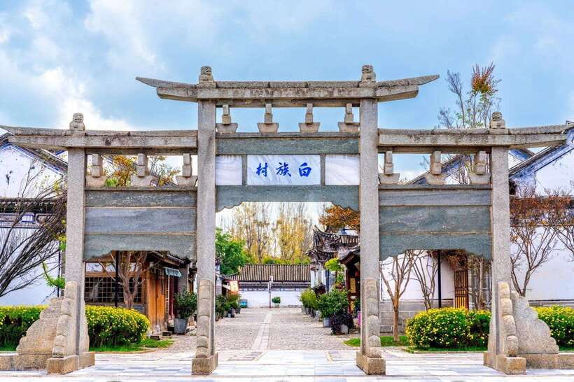 Kunming: Yunnan Ethnic Village & Western Hills Private Tour - Performances, food, and hands-on culture