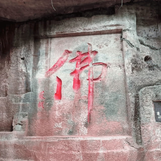 Leshan Giant Buddha Tour: Discover Ancient Stone Masterpiece - Construction, crowds, and changing views