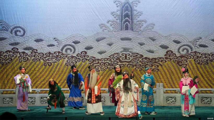 Liyuan Theater Beijing Opera Show Tickets - Watching the makeup come together
