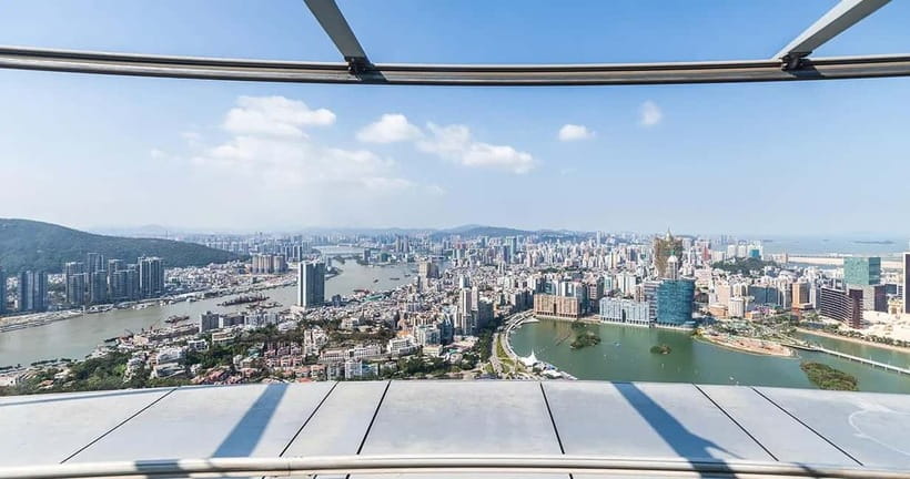 Macau: Macau Tower Observation Deck Ticket - Taking photos from Macau’s highest views