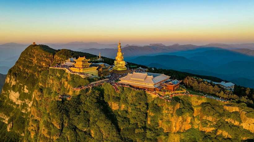 Mount Emei: Experience Natural Beauty and Buddhist Culture - The low mountain zone and its Buddhist temples